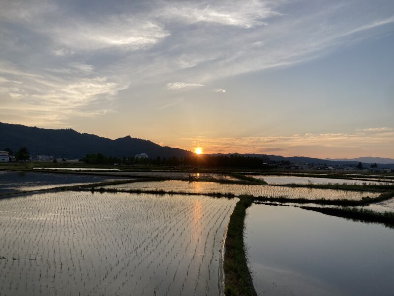 窓から見える夕日