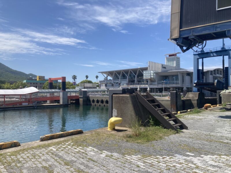 綺麗な海が見える港