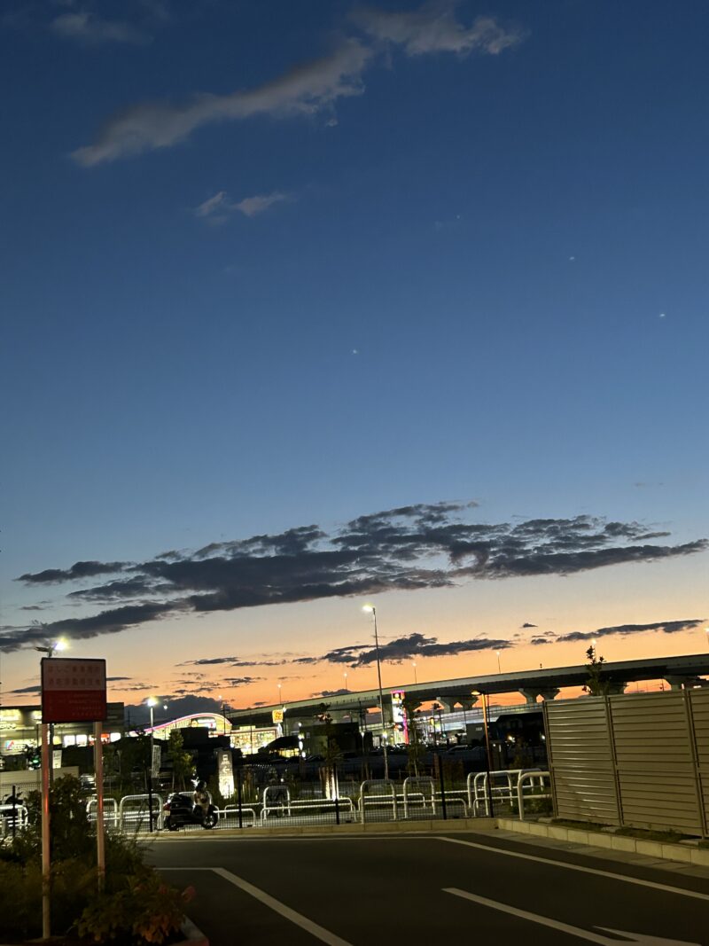 外食帰りの夕暮れの街