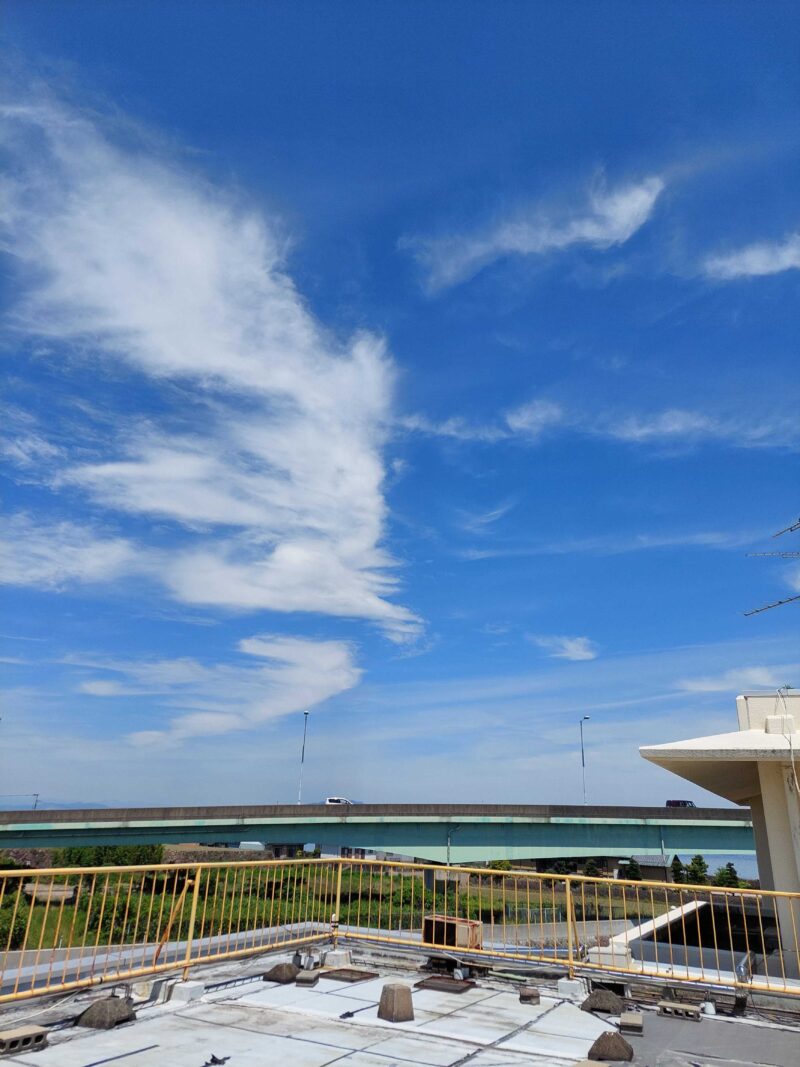 施設の屋上から見える綺麗な空